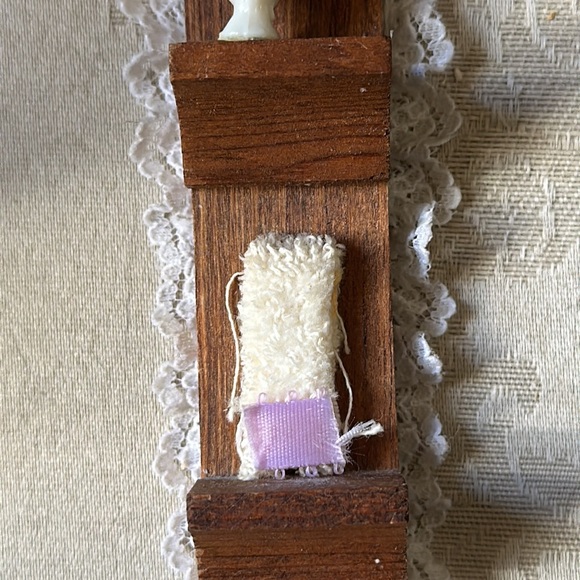 Adorable 1970s retro handmade wooden miniature shelf perfect for a bathroom - Picture 11 of 11